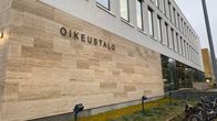 Vaalea talo, jonka seinässä lukee Oikeustalo.