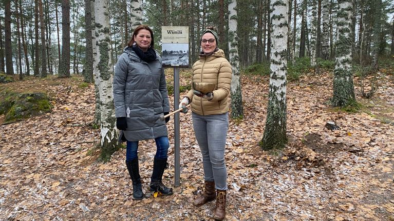 Kulttuurin unelmavuosi 2026 -hankkeen projektipäällikkö Sanna Eerikäinen ja ensimmäisen kulttuuritupsahduksen järjestäjä Lara Nurminen Sulosaaressa.