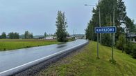 Karijoki-kyltti tien varressa Karijoella.