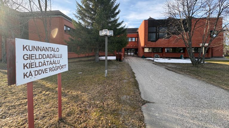 Inarin Kunnanvirasto Ivalossa keväisessä säässä.