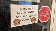 Kyltti Etelä-Pohjanmaan ensi- ja turvakodin ovessa Seinäjoella.