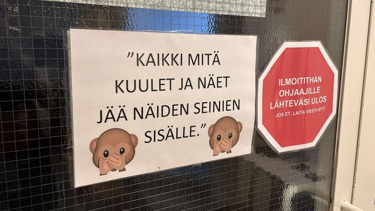 Kyltti Etelä-Pohjanmaan ensi- ja turvakodin ovessa Seinäjoella.