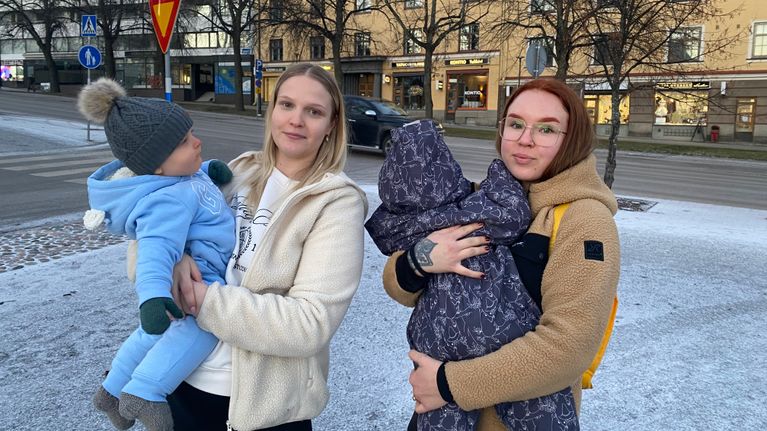 Pikkulapsiarkea elävät Karo Savolainen ja Senni Lyyra kaupungin keskustassa Savonlinnassa.