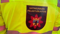 Heijastava työtakki, jonka selässä on logo, jossa lukee Satakunnan pelastuslaitos.