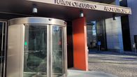 Varsinais-Suomen käräjäoikeuden sisäänkäynti aurinkoisena päivänä.