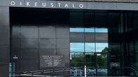 Porin oikeustalon sisäänkäynti edestäpäin kuvattuna.
