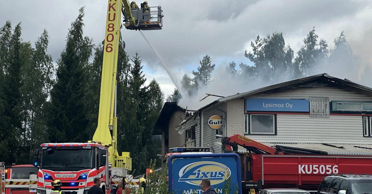 Autoliike paloi Mäntsälässä – talon asukas: ”Työkaveri totesi, että kämppäsi palaa”