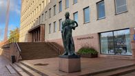 Mies- ja poikapatsas kaupungintalon edustalla.