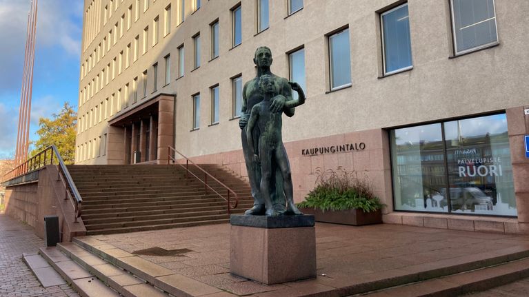 Mies- ja poikapatsas kaupungintalon edustalla.
