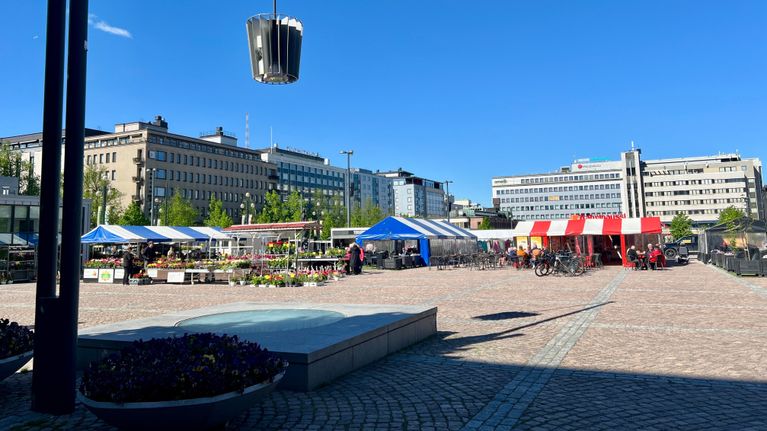 Näkymä Lahden torilta. Torilla on myyntitelttoja.