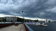Savonlinnan Torisilta, jonka taustalla kauppatori ja matkustajasatama. Taivaalla synkkiä ukkospilviä.