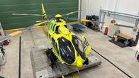 Finhemsin vihreäkeltainen FH50-lääkärihelikopteri kuvattuna ylhäältä päin Oulun uudessa tukikohdassa.