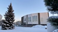 Rovaniemen kaupungintalo lumisessa maisemassa, vasemmalla puolella iso joulukuusi