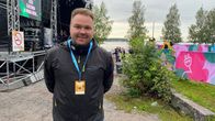 Tommi Mäki esiintymislavan edessä.
