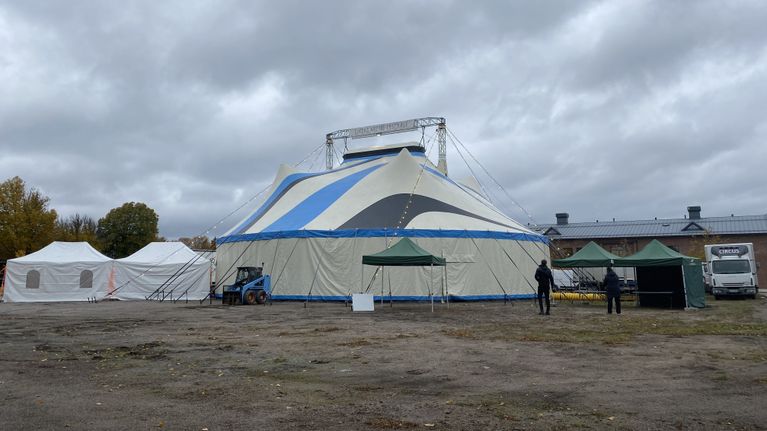 Sinivalkomusta sirkusteltta on pystytetty hiekkakentälle Lappeenrannan Rakuunamäellä.