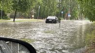 Autot tulvivalla kadulla