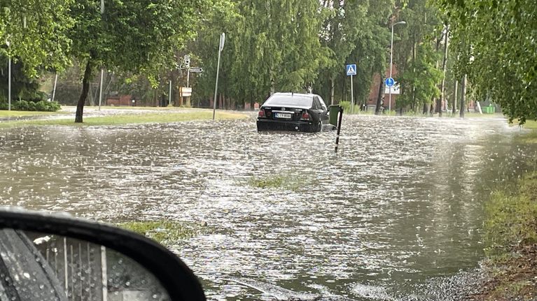 Autot tulvivalla kadulla