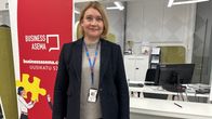 Businessaseman työllisyyspalveluiden päällikkö Mari Rautiainen seisoo Businessaseman asiakaspalvelupisteen edustalla.