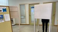 äänestäjä kopissa Korsnäsissä