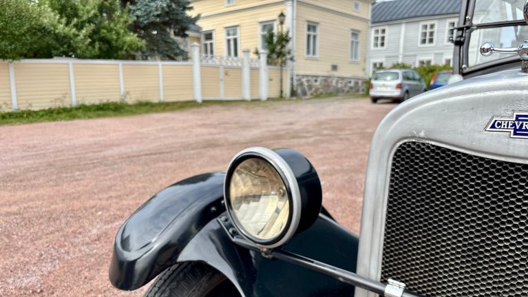 100 år gammal Chevrolet Superior. De cylinderformade framljusen är beviset på att bilen är tillverkad 1926.