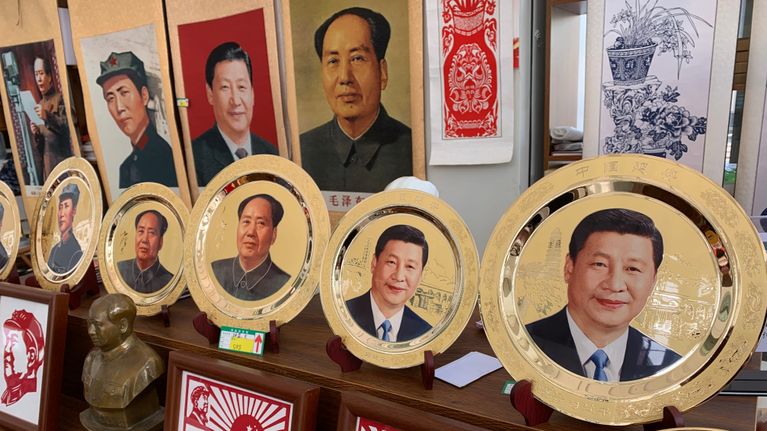 Kiinan poliittista johtoa esittäviä kuvalautasia ja taideteoksia myynnissä  Yan'anissa sijaitsevassa matkamuistomyymälässä.