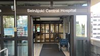 Seinäjoen keskussairaalan pääsisäänkäynti. 