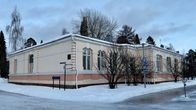 Metsähallituksen toimistorakennus seminaarin alueella.
