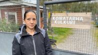 Koiratarha Kulkurin omistaja Niina Koivula koiratarhan portilla.