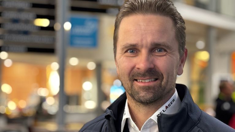 Jukureiden kehityspäällikkö Mikko Hakkarainen katsoo suoraan kameraan.