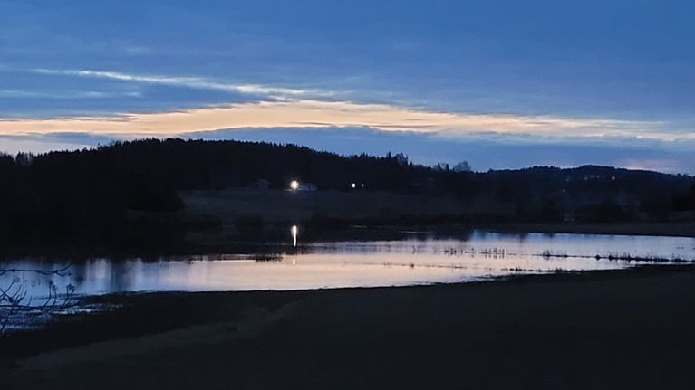 Lohjan Hyvelänjärven maisemaa toukokuisena yönä. 