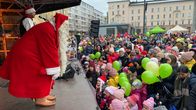 Joulupukki lavalla ja lapsiyleisöä lavan edessä Lahden torin joulunavauksessa.