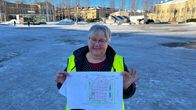 Kaija Ahonen esittelee Mikkelin torin paikkakarttaa ja taustalla näkyy talvinen Mikkelin tori.