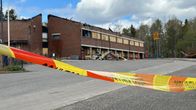 Palaneen koulun edustalla on punakeltainen nauha.