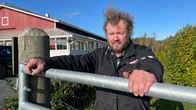 Mies nojaa pihamaan aitaan.