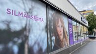 Kokkolassa on Silmäaseman liike, jonka ikkunassa on iso mainos.