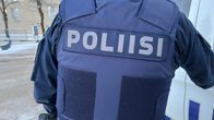 Kuvassa on kuvattuna poliisin selkä. LIivissä lukee isoilla kirjaimilla poliisi. Vasemmalla puolella näkyy virka-aseen yläosa.