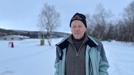 Veikko Porsanger seisoo Utsjoella valtatien lähettyvillä lumisessa maisemassa.