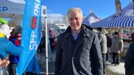 RKP:n (Ruotsalainen kansanpuolue) tapahtuma Enontekiöllä, missä on useita ihmisiä ja kojuja.