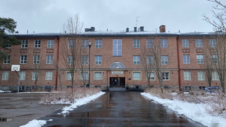 Tehtaan koulu ulkoa. 