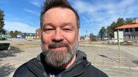 Mies katsoo kameraan hymyillen.