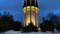Kelta-mustaksi valaistu Lappeenrannan vesitorni.