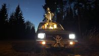 Kuvassa on leppävirtalaisen Vincent Thitzin koristelema halloween-auto Viitostien varrella Oravikoskella. 