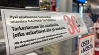 Kaupasssa kyltti jossa pyydetään todistamaan ikäraja ostettaessa alkoholia ja tupakkaa.