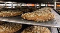 Paistettuja ruisleipiä leipomon hyllyssä.