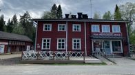Kolin kylän keskustassa sijaitseva Ryynäsen talo, jossa sijaitsee ravintola ja taiteilijaresidenssi, ja vasemmalla kuvassa majoitusaitta.
