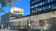 Bussipysäkki, jonka katolla kyltti, missä kerrotaan, että pysäkille pysähtyvät linjat 2S ja 2X.