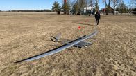 Virossa valmistettu EOS C VTOL -tyyppinen drooni laskeutuneena pellolle.