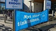 Satakunnan ammattikorkeakoulun edustalla lakkojulisteita.