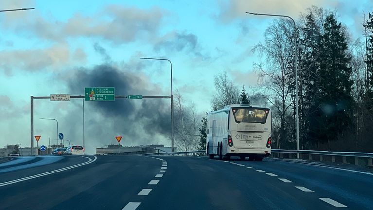 Länsiväylän liikenne Espoossa sujuu taas, palava kuorma-auto haittasi ...