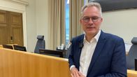 Turun hovioikeuden presidentti Pekka Määttä istuntosalissa tuomarien paikkojen edessä.